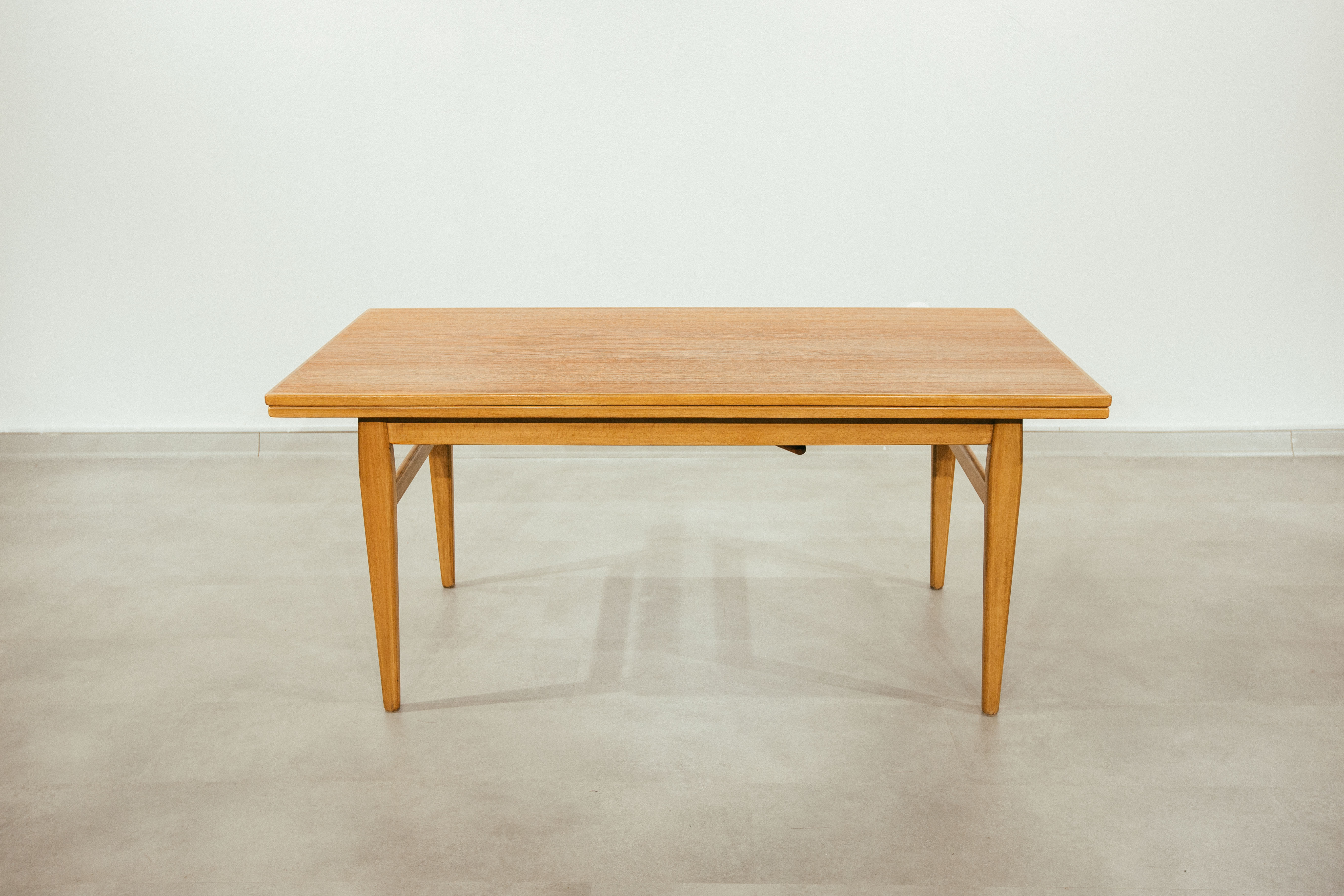  Emmaboda Möbelfabrik, 1950s. Orta sehpa / Yemek masası teak ağacı 